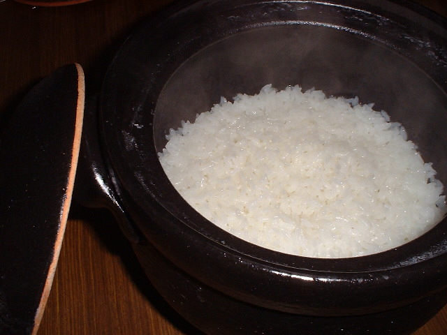 ごはん鍋でごはんが炊きあがったところ